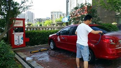 洗車工轉型記 從手動擦車到自助洗車機，賺錢方式悄然升級